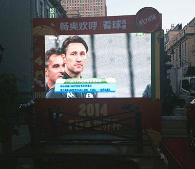 哈尔滨·中央大街户外表贴P8LED显示屏